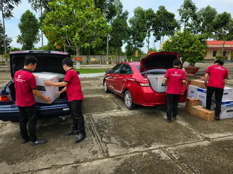 Kỹ thuật viên K39 giao thiết bị tận nơi bằng ô tô