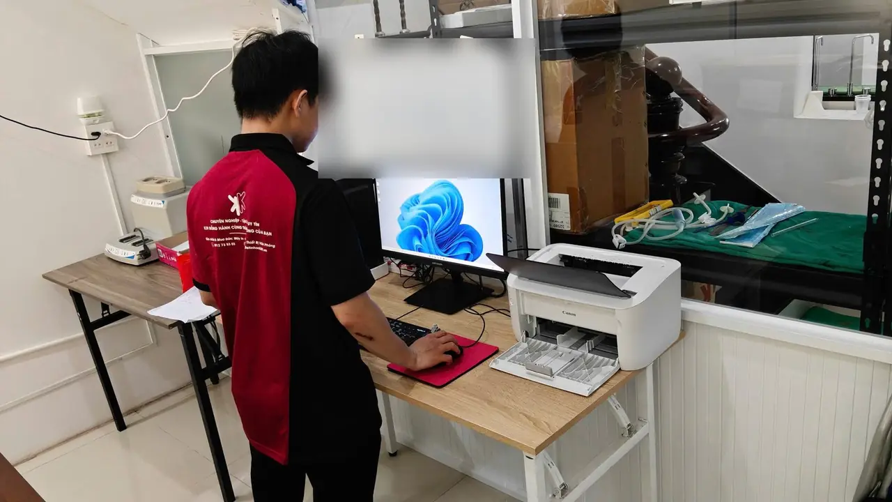 Kỹ thuật viên K39 lắp đặt, cài đặt máy in cho khách hàng