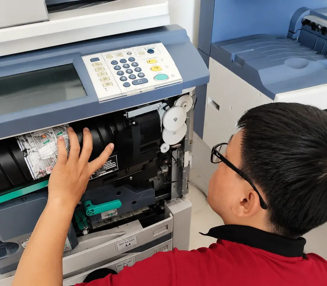 Kỹ thuật viên K39 bảo trì máy photocopy