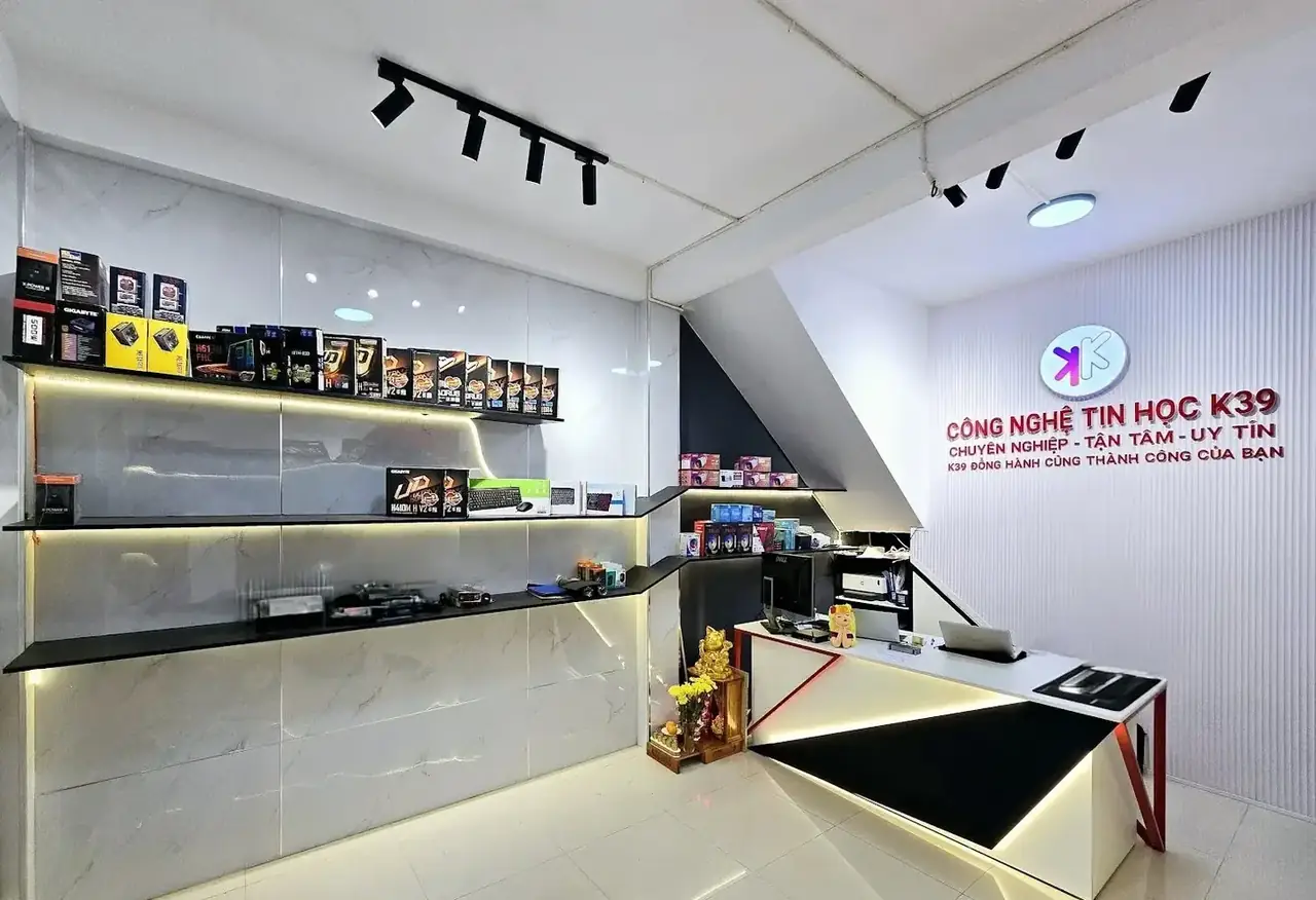 Cửa hàng K39 với linh kiện, thiết bị CNTT trên kệ