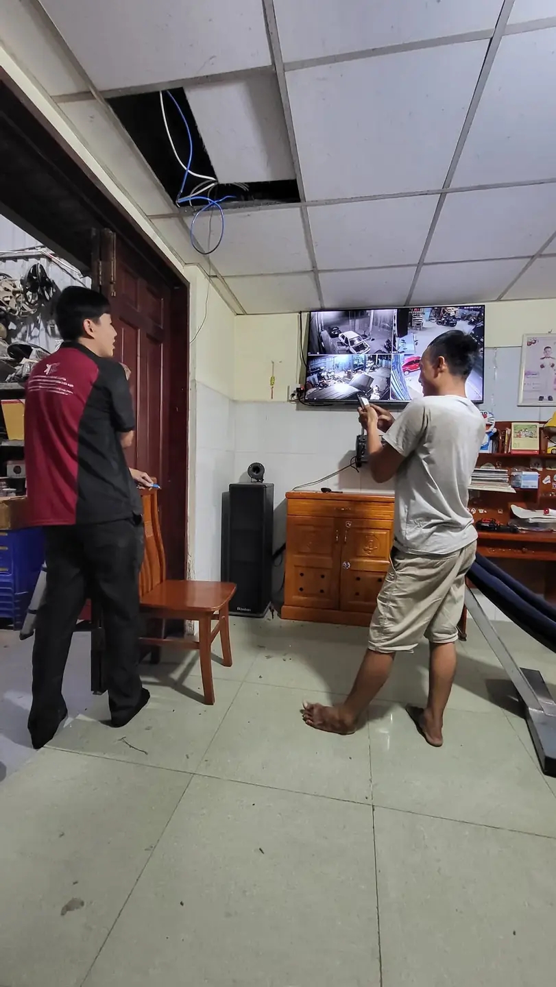 Kỹ thuật viên K39 thi công tại văn phòng khách hàng