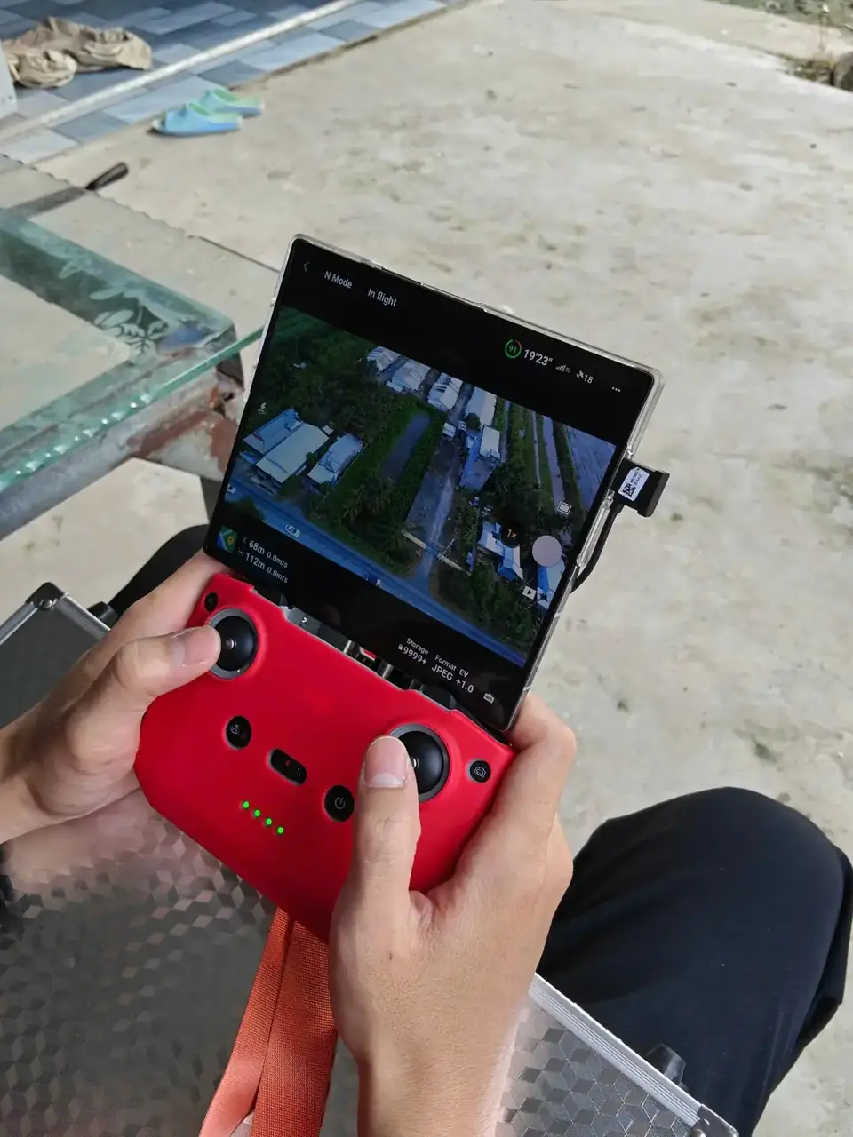Kỹ thuật viên K39 điều khiển flycam khảo sát trang trại