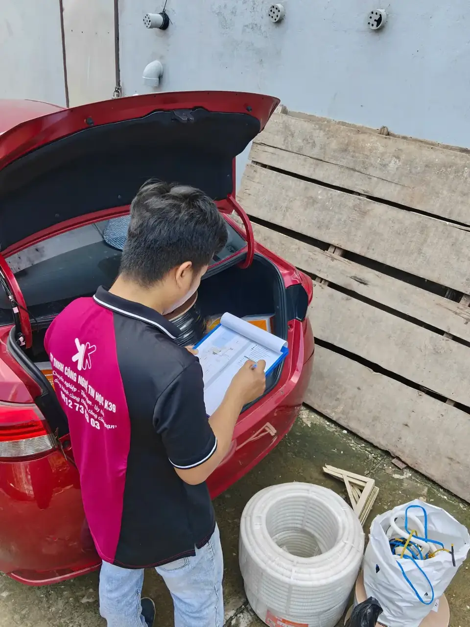 Kỹ thuật viên K39 kiểm vật tư cáp mạng trước khi thi công