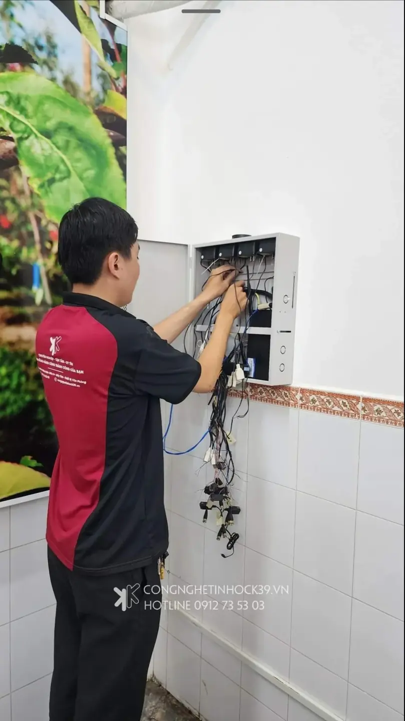 Kỹ thuật viên K39 đấu nối tủ thiết bị